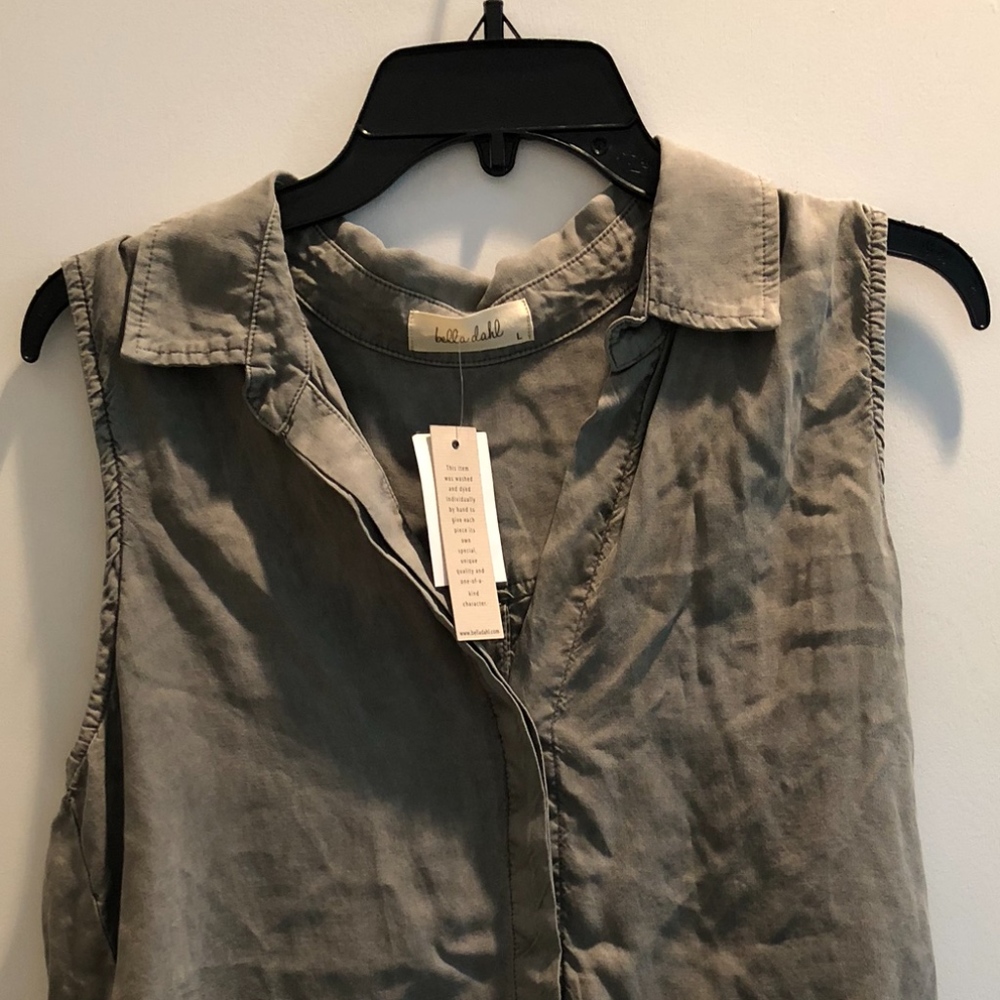 NWT BELLA DAHL SLEEVELESS SPLIT BACK DOWN BUTTON L